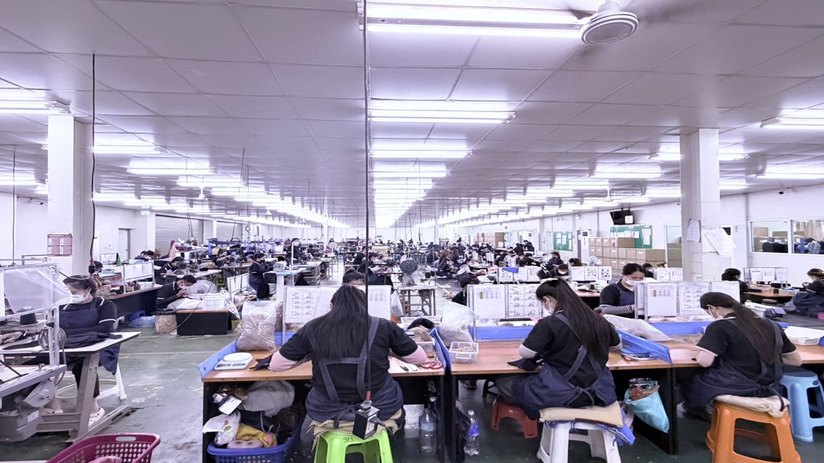 工場内の作業風景
